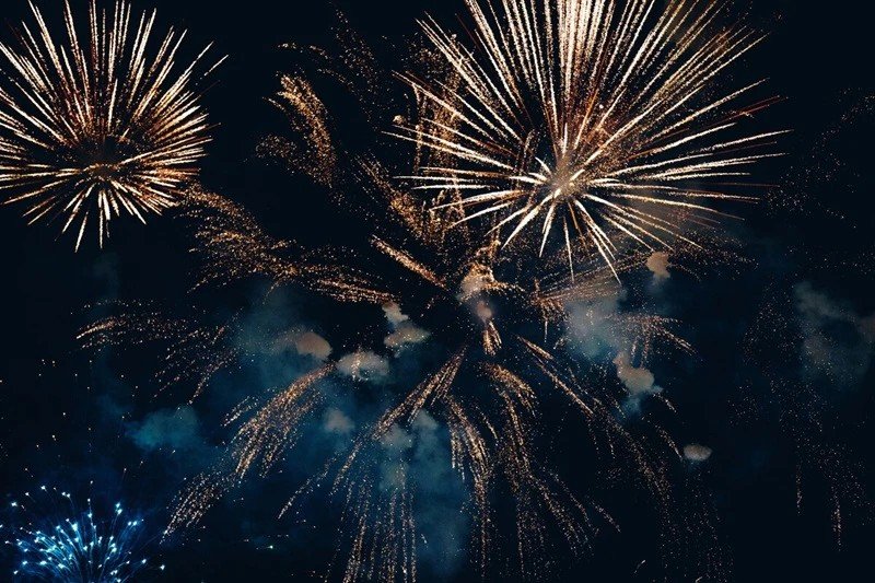 Fuochi d'artificio dorati esplosi nel cielo notturno durante una festa privata a Como