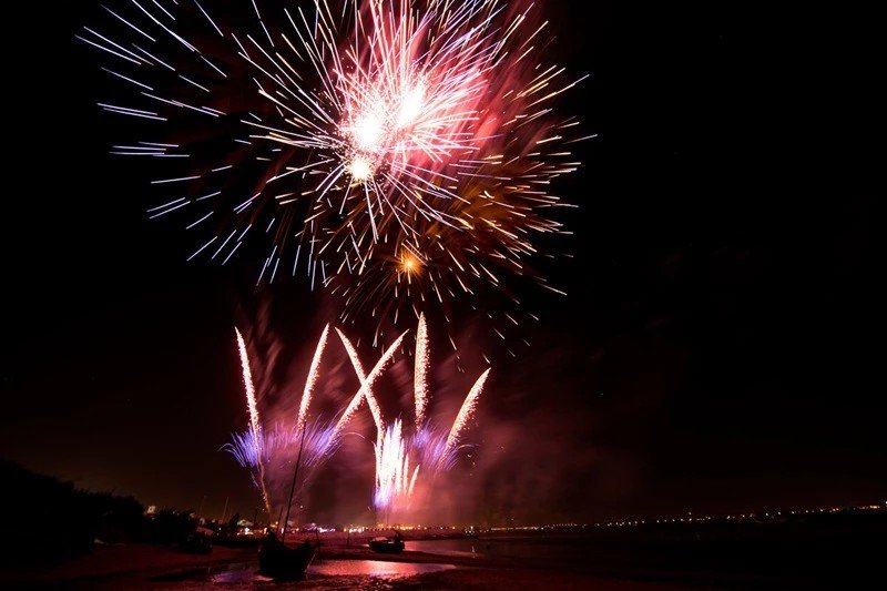 Fontane e fuochi d'artificio accesi sulla spiaggia per un evento in provincia di Como