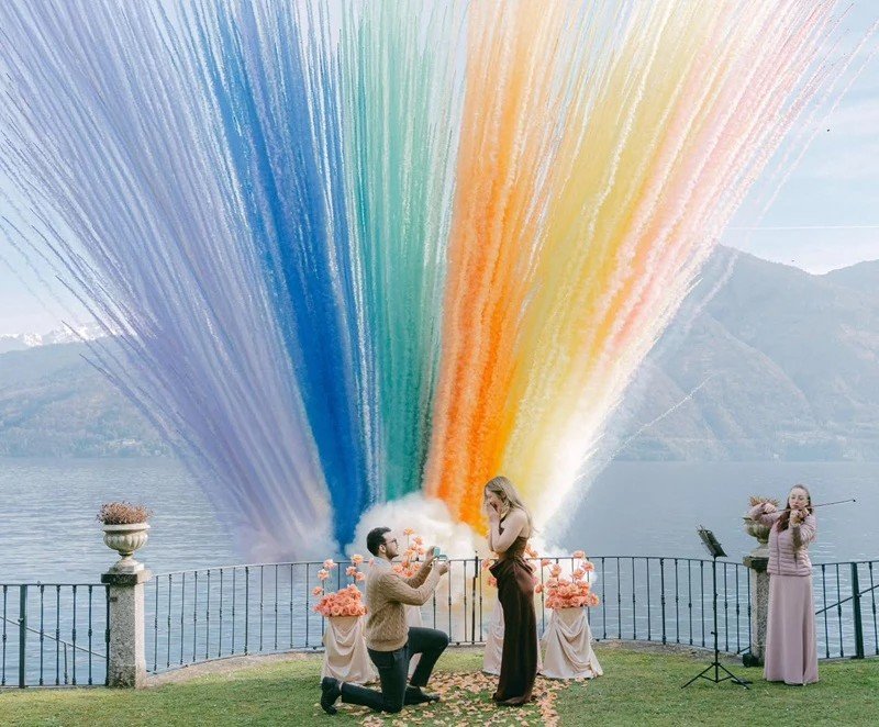 Proposta di matrimonio sul lago di Como con fumogeni arcobaleno e violinista